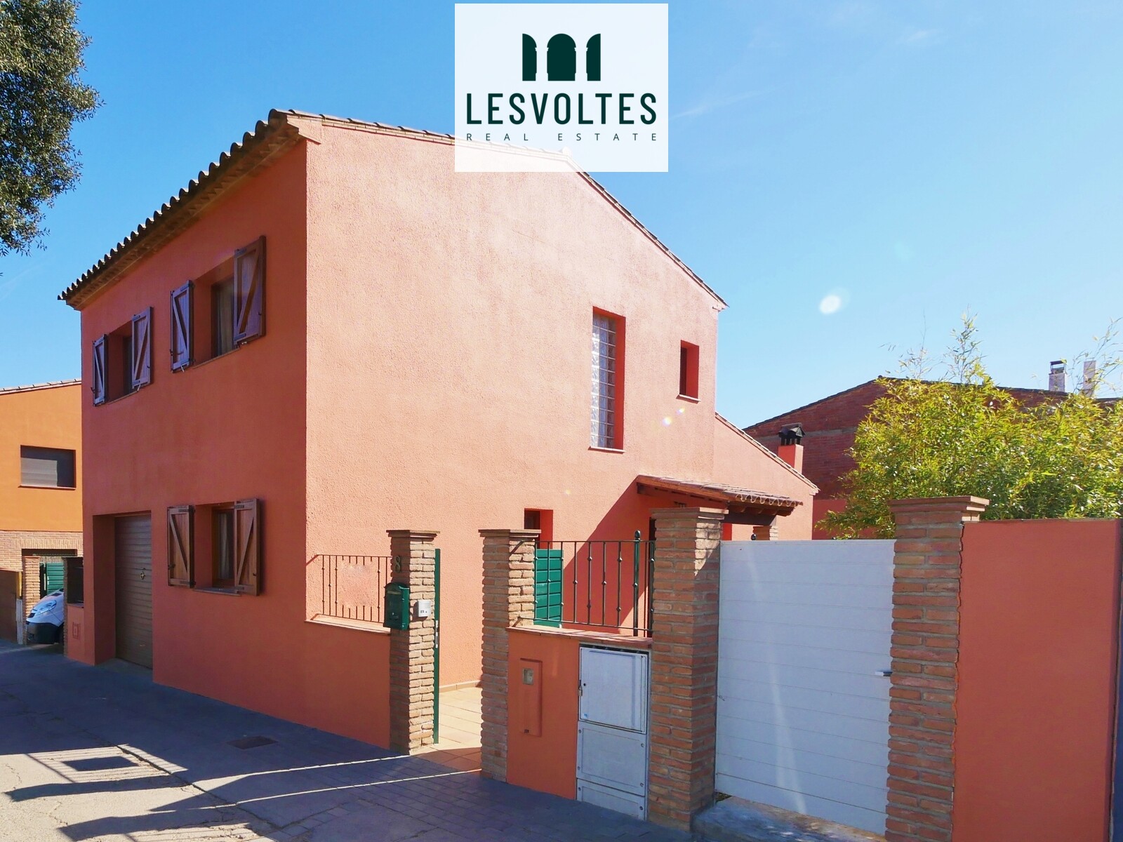 Detached house with garden and garage for sale in Llofriu. Quiet residential area. 