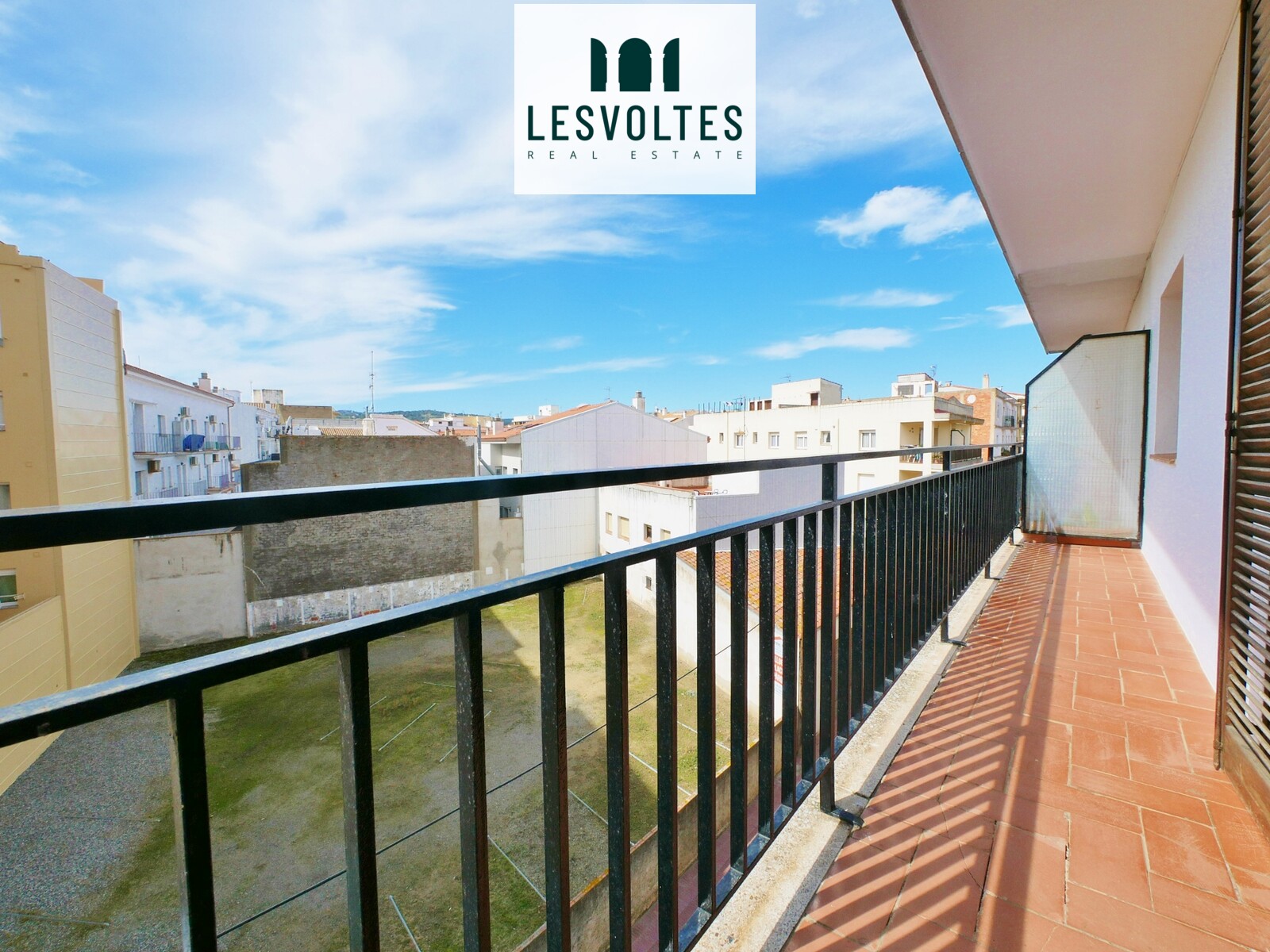 3 BEDROOM APARTMENT FOR SALE IN SANT ANTONI DE CALONGE LOCATED ON ONE STEP FROM THE BEACH