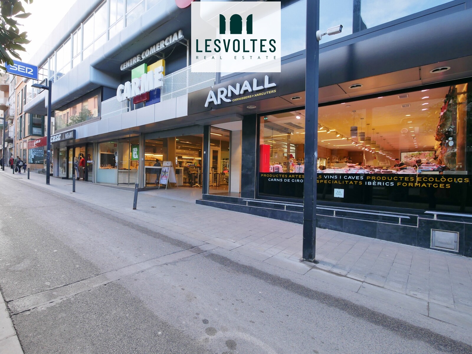 Local comercial de 65 m2 situat en zona comercial, de pas i molt visible de Palamós a les Galeries Carme.
