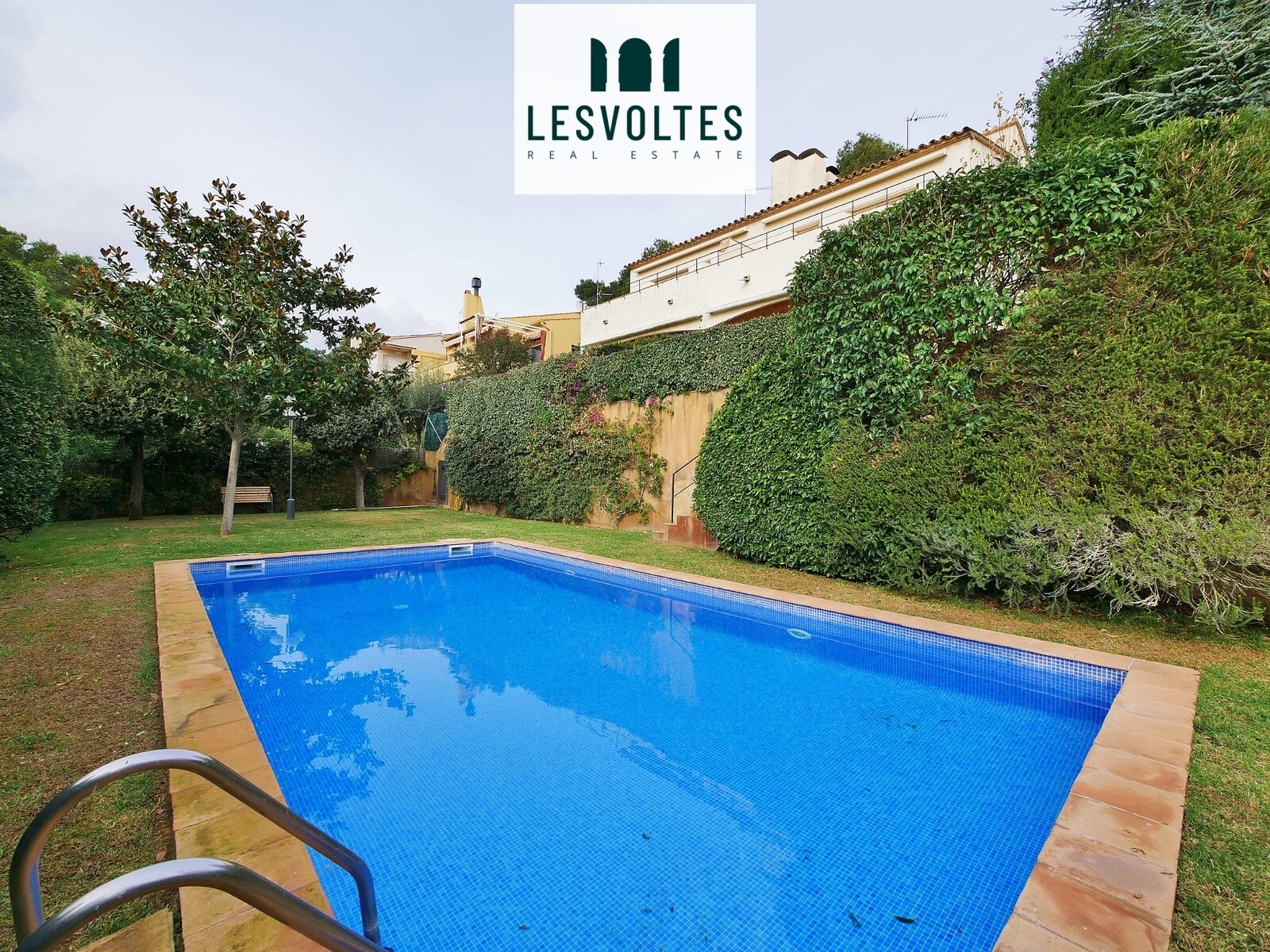 Great opportunity! House with three winds with garden and pool for sale in Llafranc with views.