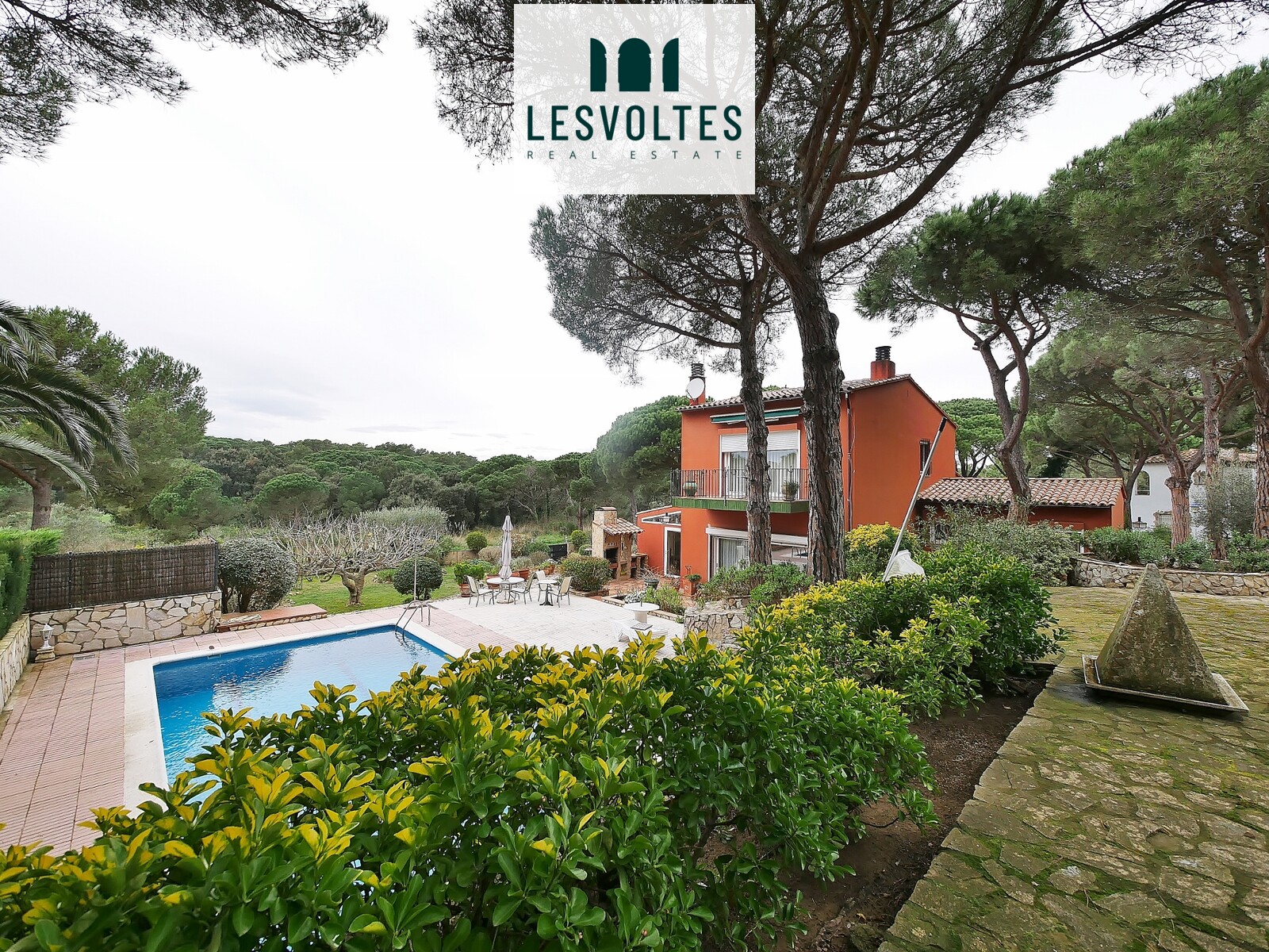 SINGLE FAMILY HOUSE WITH LARGE GARDEN AND POOL IN THE GOLFET AREA OF CALELLA DE PALAFRUGELL. FINCA WITH MANY POSSIBILITIES