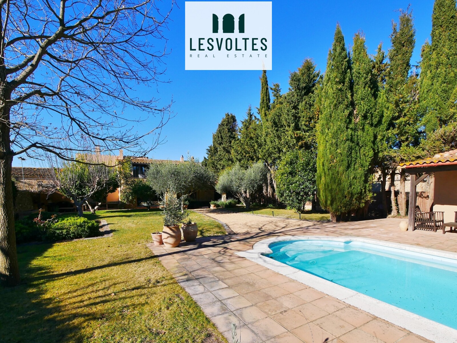 IMPRESSIVE STONE HOUSE OF 346 M2 WITH SPECTACULAR GARDEN OF 680 M2 AND SWIMMING POOL FOR SALE IN THE BAIX EMPORDÀ.
