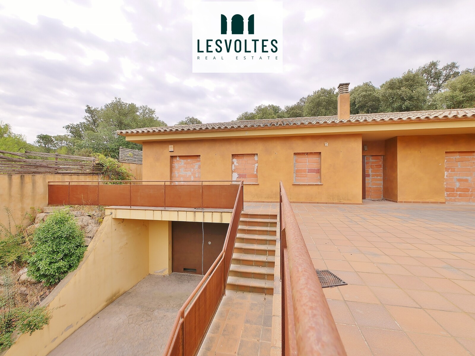 OPPORTUNITY! HOUSE OF 362 M2 WITH VIEWS ON A GOOD PLOT OF 1,000M2 WITH GARDEN AND SWIMMING POOL.