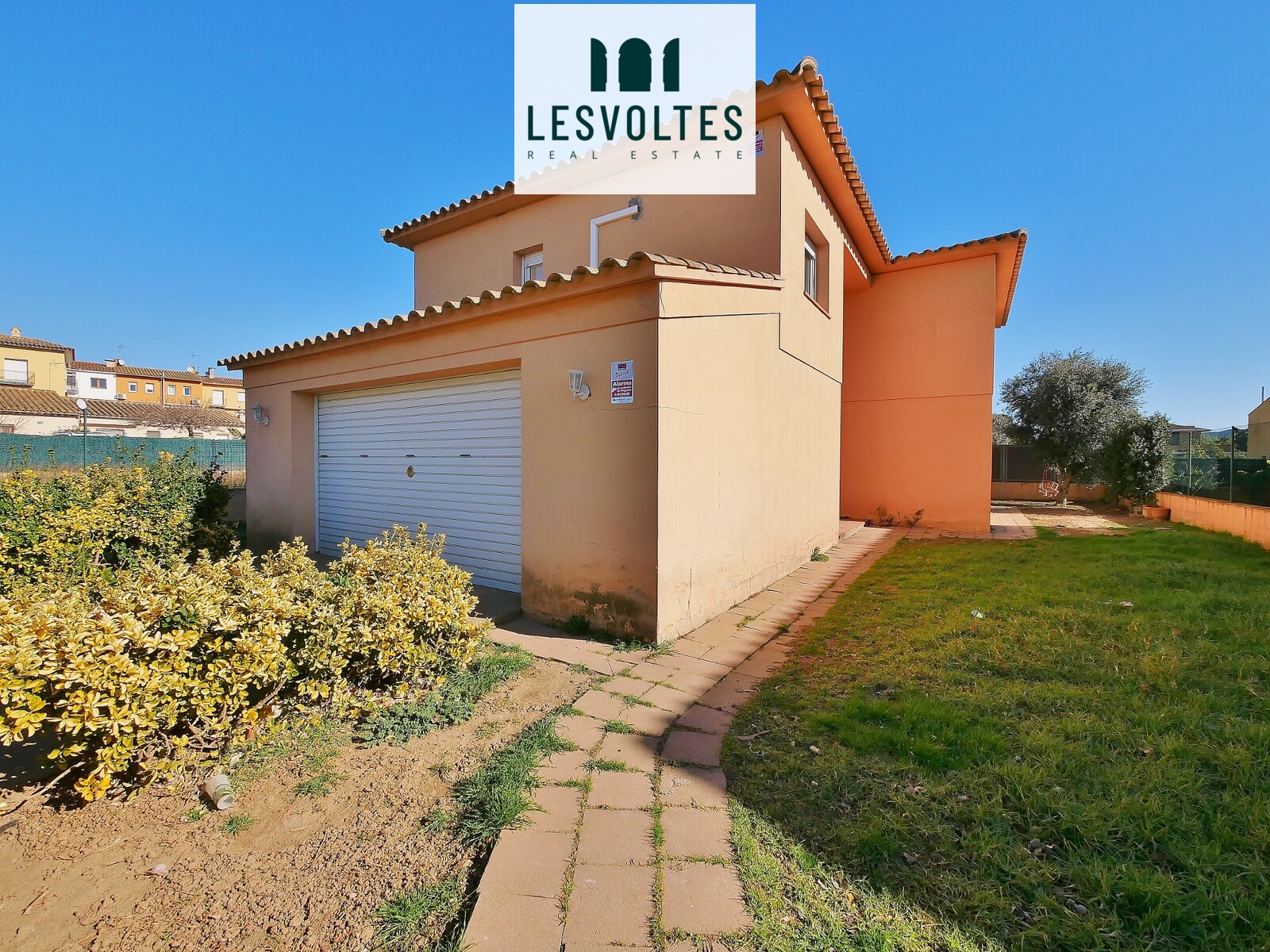 DETACHED HOUSE WITH GARAGE AND GARDEN IN RESIDENTIAL AREA OF PALAFRUGELL.