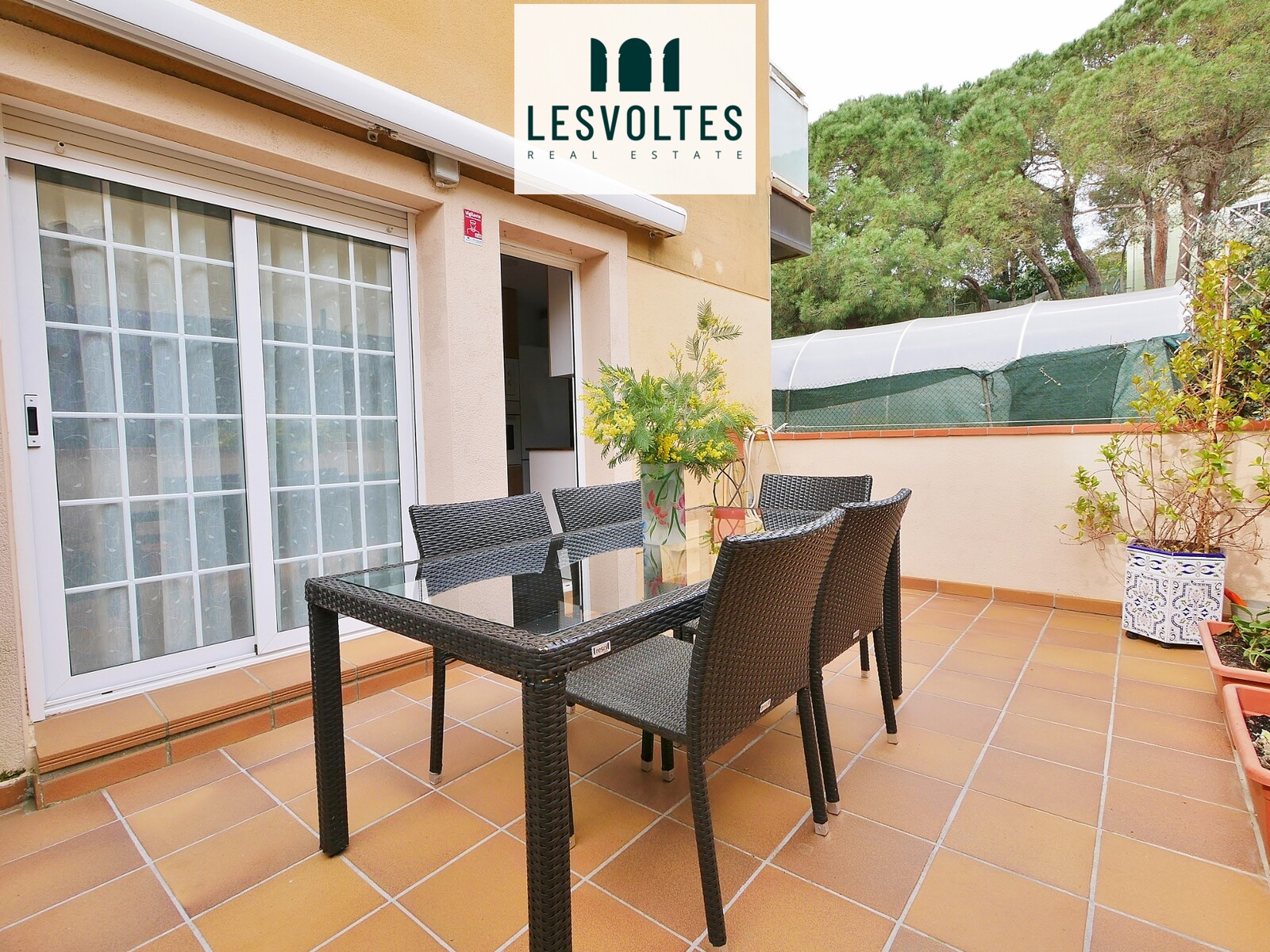 GROUND FLOOR WITH TERRACE AND CLOSED PARKING IN A VERY QUIET AREA OF PALAMÓS. IMPECCABLE CONDITION.