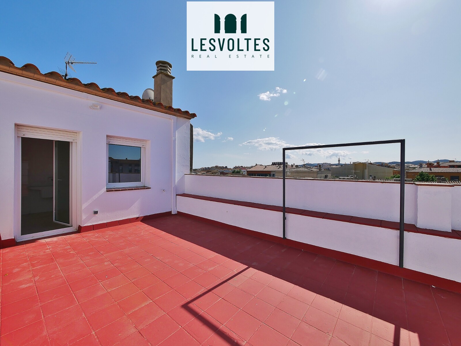 RECENTLY RENOVATED DUPLEX WITH 4 BEDROOMS WITH LARGE TERRACE, A FEW METERS FROM THE CENTER OF PALAFRUGELL