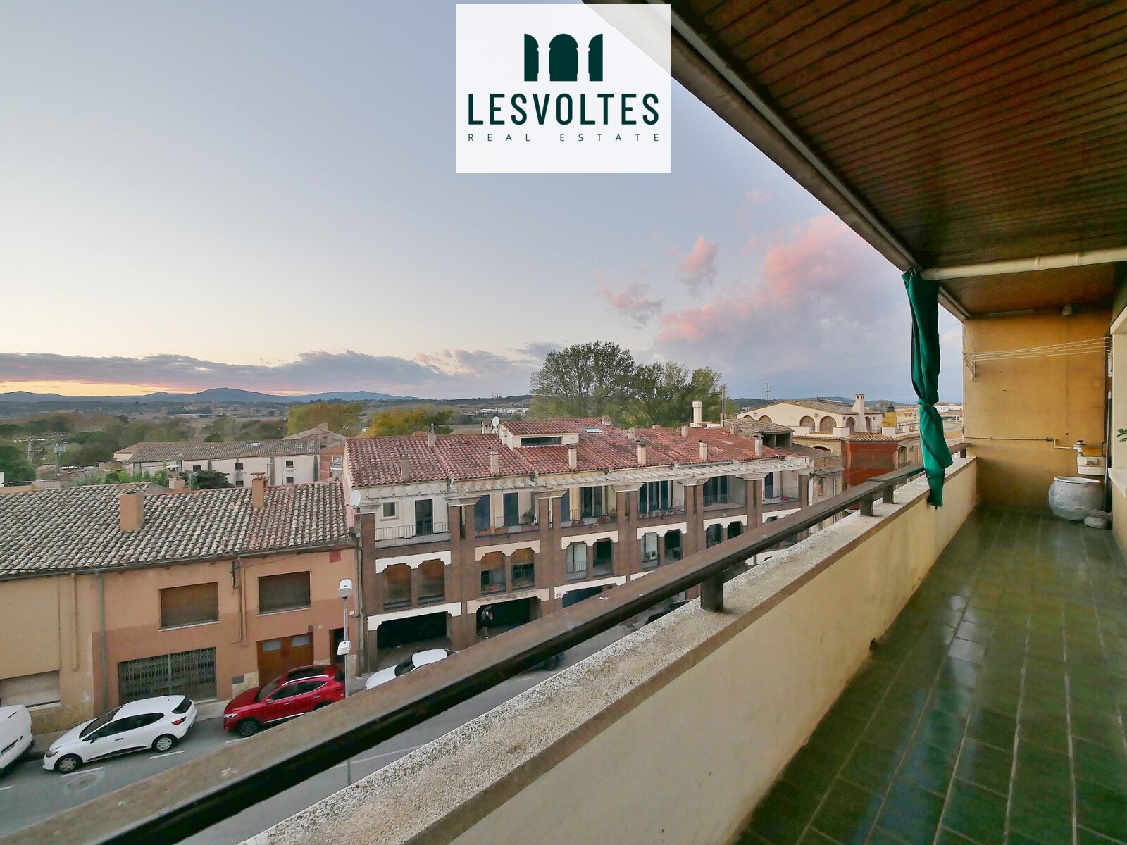 IMPRESSIVE LIVABLE APARTMENT OF 138 M2, ON THE THIRD FLOOR WITH ELEVATOR, TERRACE AND GARAGE, FOR SALE IN LA BISBAL D'EMPORDÀ