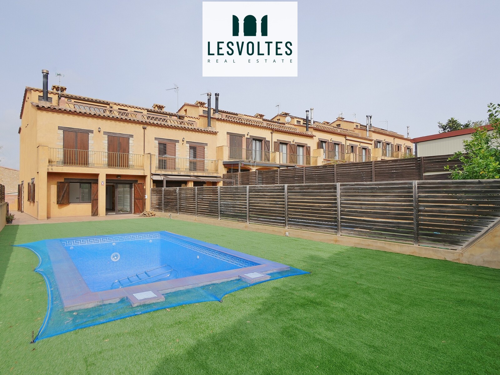 House of 250 m² and garden of 200 m² with pool, for rent as second residence in Albons.
