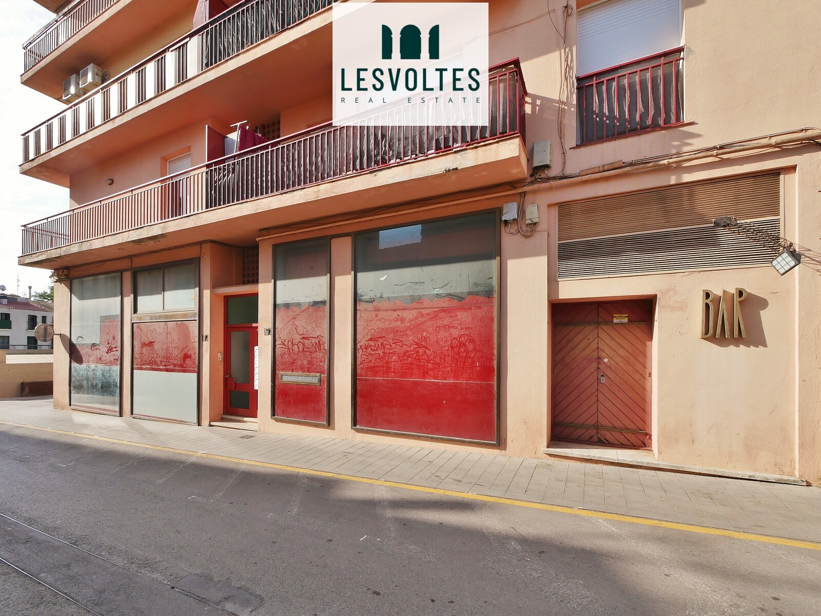 PREMISES ON TWO FLOORS, WITH A TOTAL OF 320 M², SITUATED IN THE CENTRE OF PALAFRUGELL.