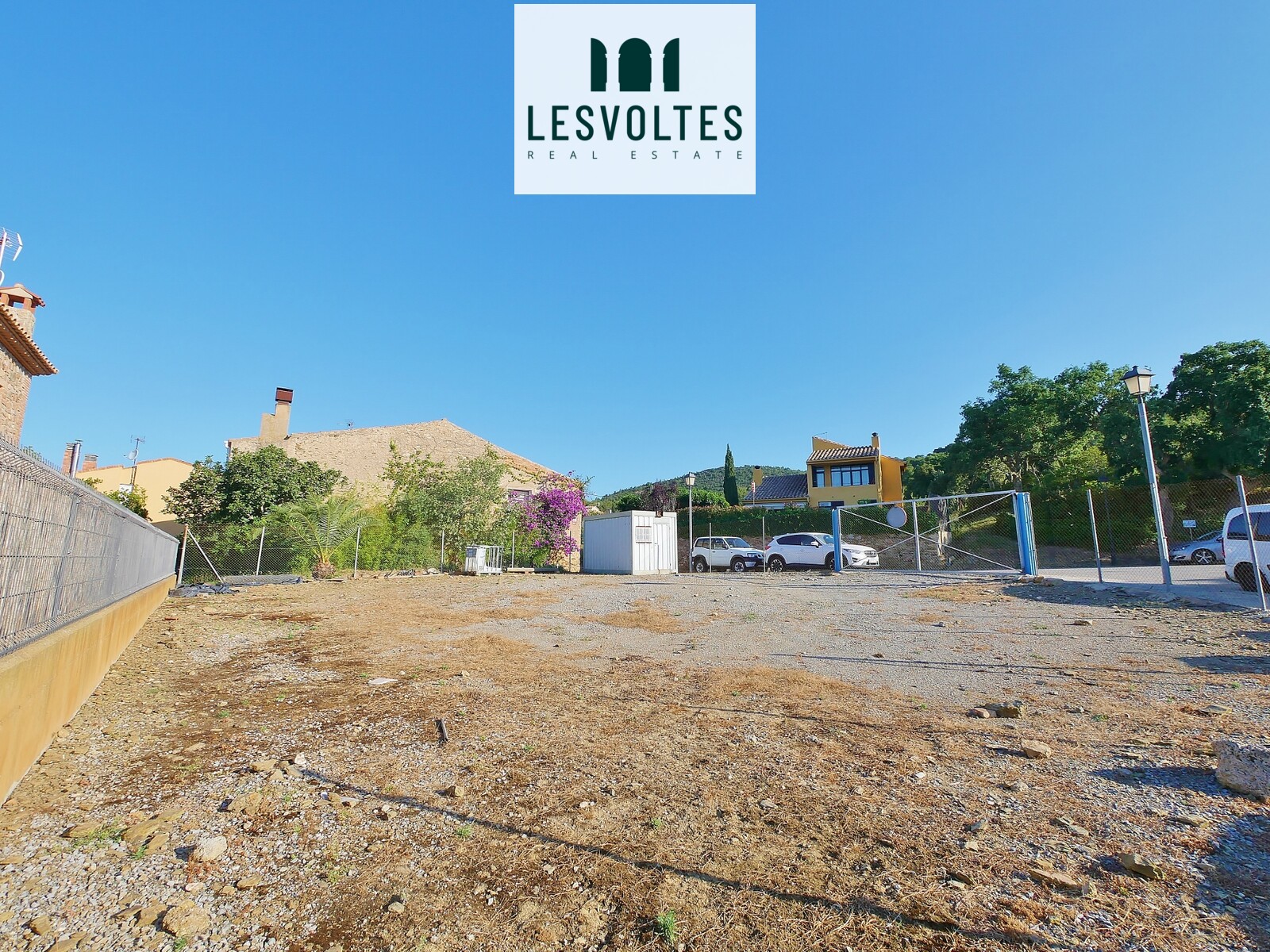 MAGNIFICENT CORNER PLOT IN THE TOWN OF REGENCÓS LOCATED IN A RESIDENTIAL ENVIRONMENT FOR A SINGLE-FAMILY HOUSE.