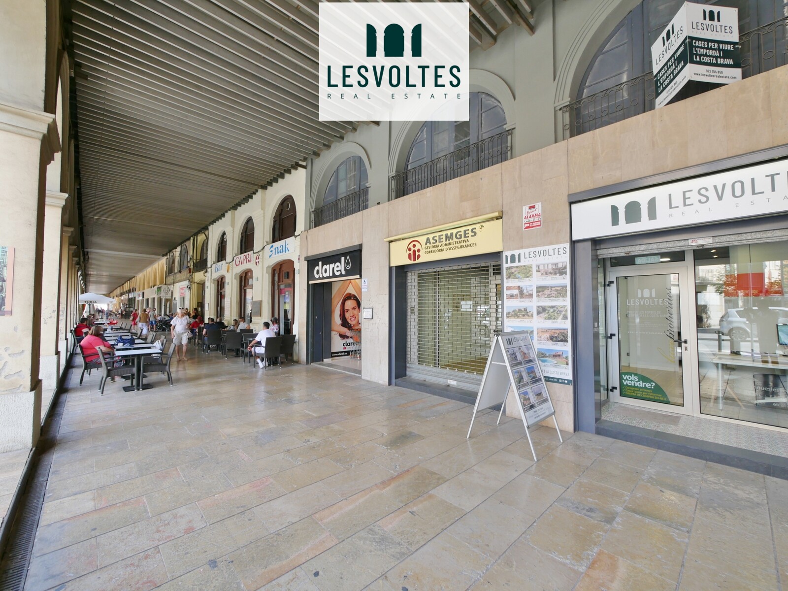 LOCAL COMERCIAL DE 210 M2 EN PLANTA BAIXA, EN LLOGUER A L’AV. DE LES VOLTES, EN PLE CENTRE COMERCIAL DE LA BISBAL D'EMPORDÀ.