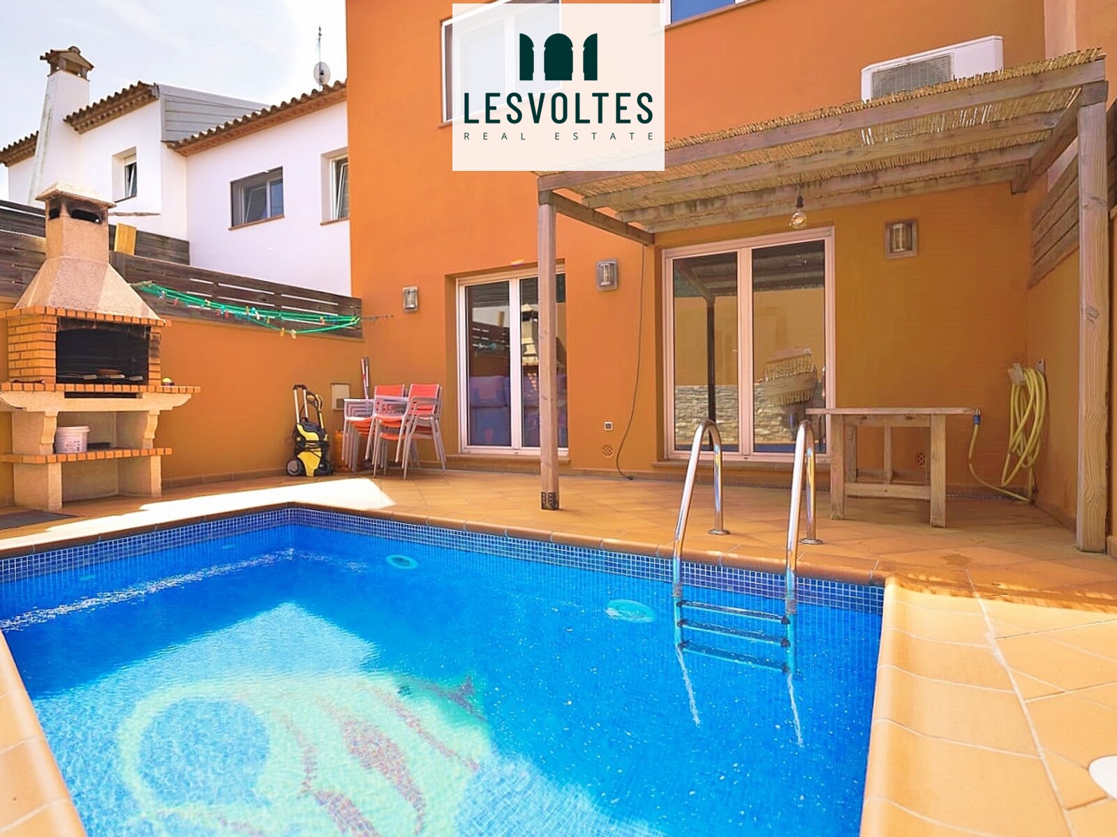 TOWNHOUSE WITH 50 M2 GARDEN AND SWIMMING POOL IN A QUIET AND WELL-CONNECTED AREA OF PALAFRUGELL.