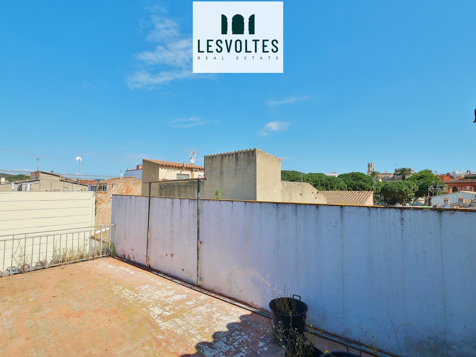 HOUSE IN GOOD LOCATION WITH COMMERCIAL PREMISES ON THE GROUND FLOOR, FOR SALE IN PALAFRUGELL.