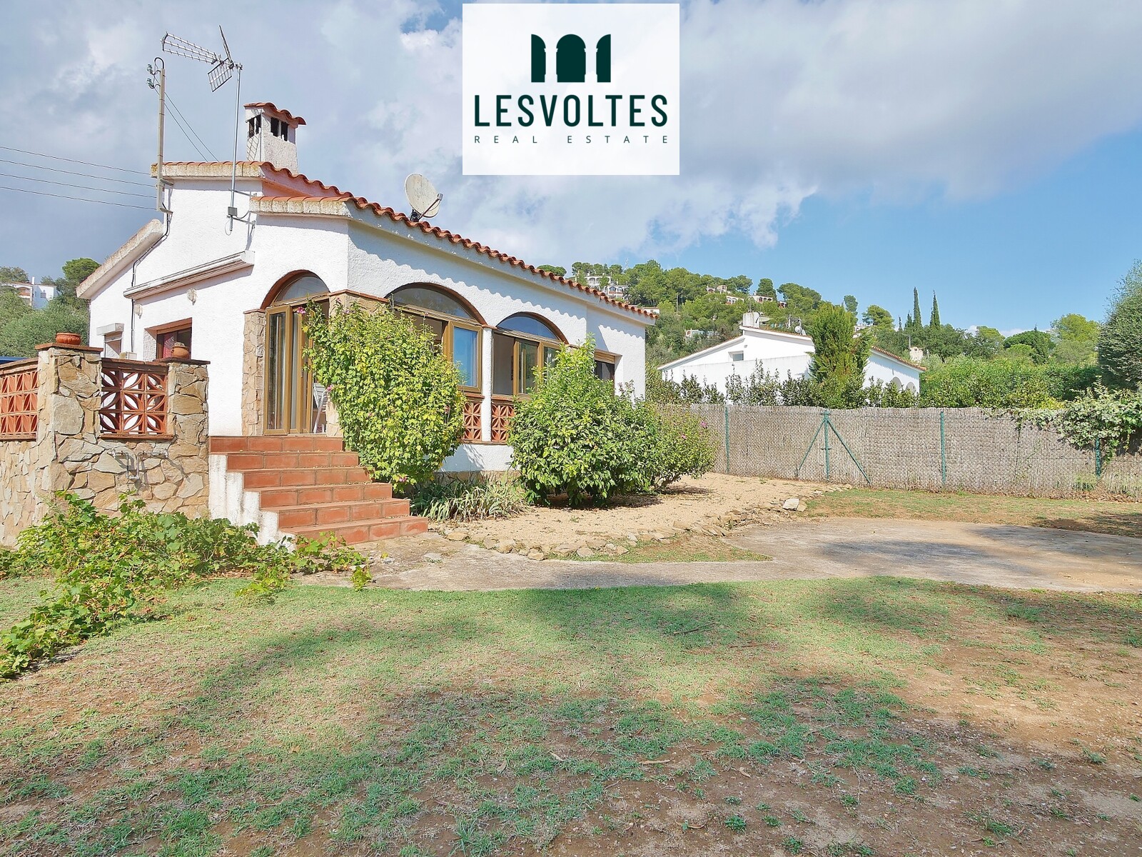 CHARMING GROUND FLOOR HOUSE, WITH GARDEN, GARAGE AND GOOD VIEWS IN THE URBANIZATION OF MAS TOMASÍ DE PALS