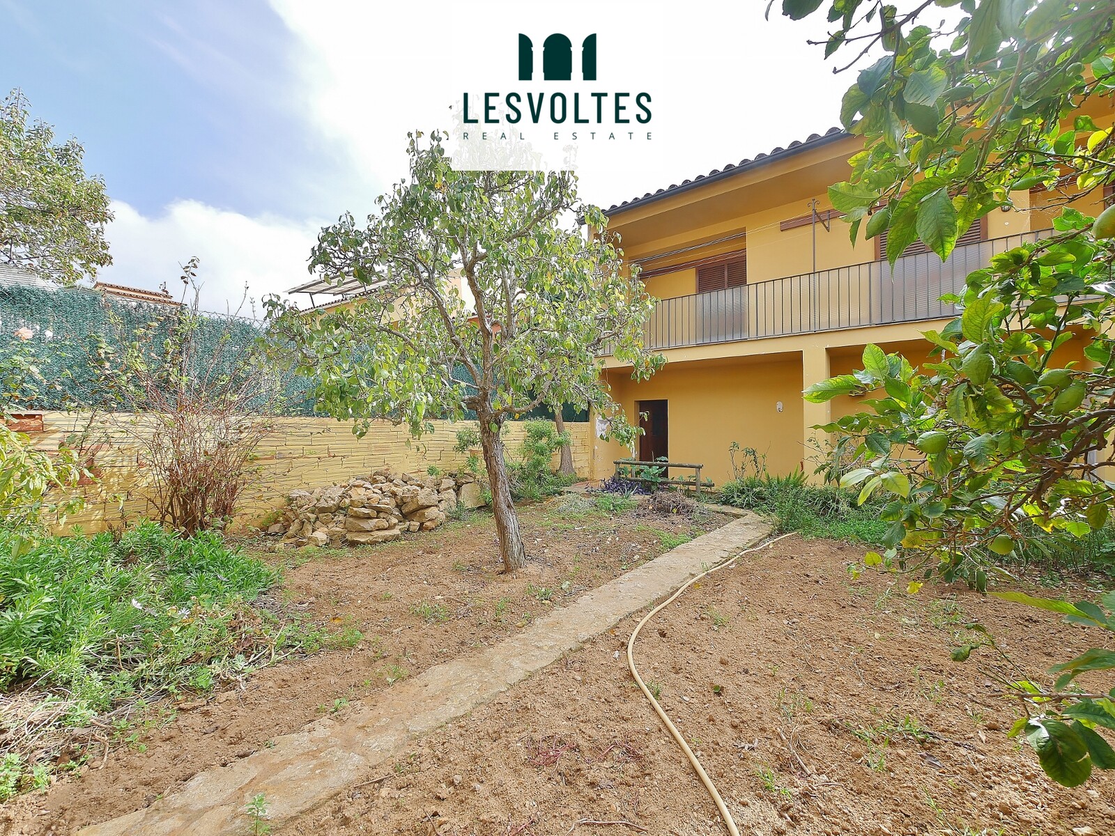 PRACTICAL VILLAGE HOUSE WITH GARDEN, TERRACE AND GARAGE FOR SALE IN PALAFRUGELL.