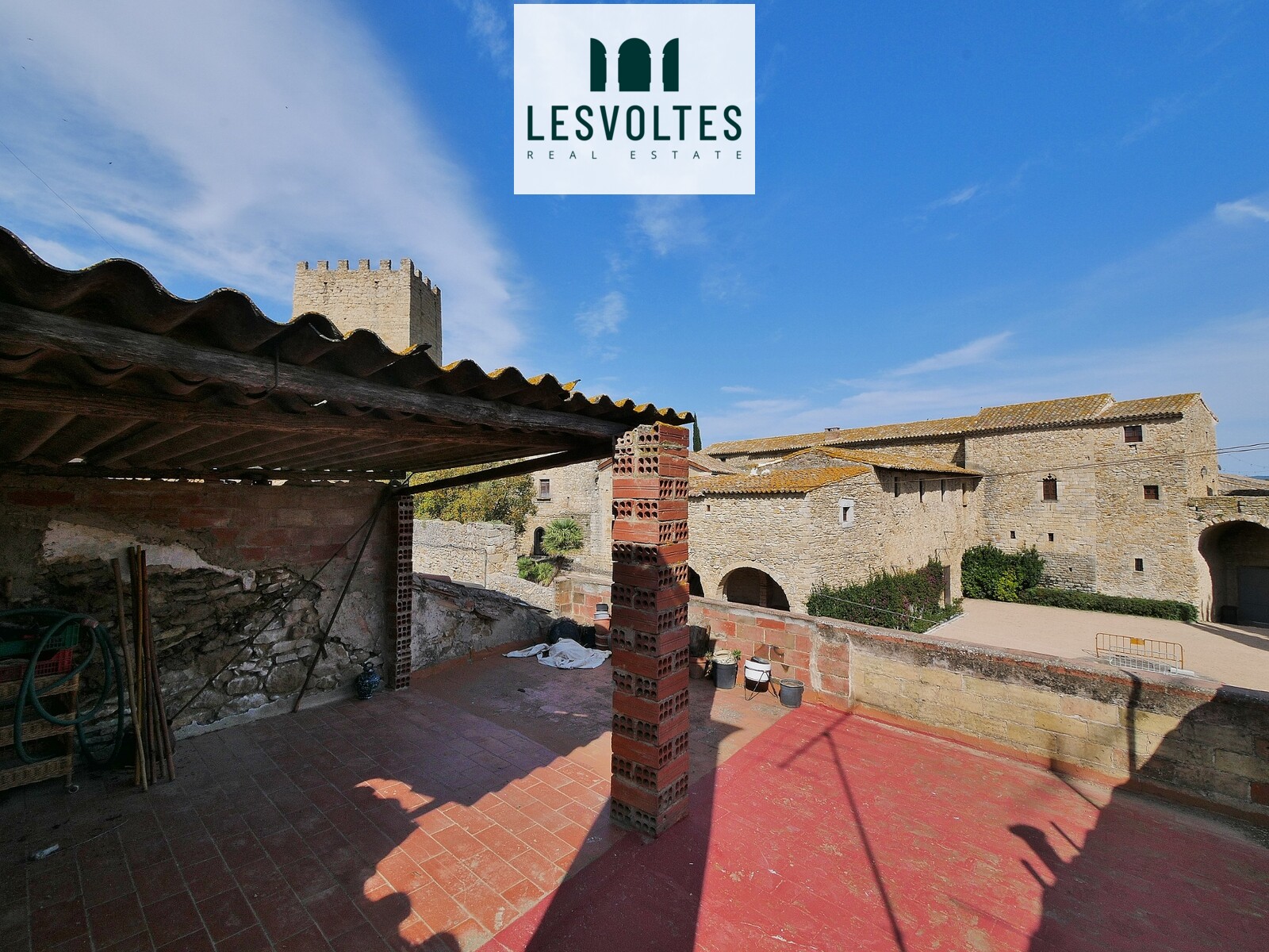 MAGNIFICENT OPPORTUNITY IN PERATALLADA. STONE HOUSE OF 198 M2 TO BE RESTORED WITH LARGE TERRACE.