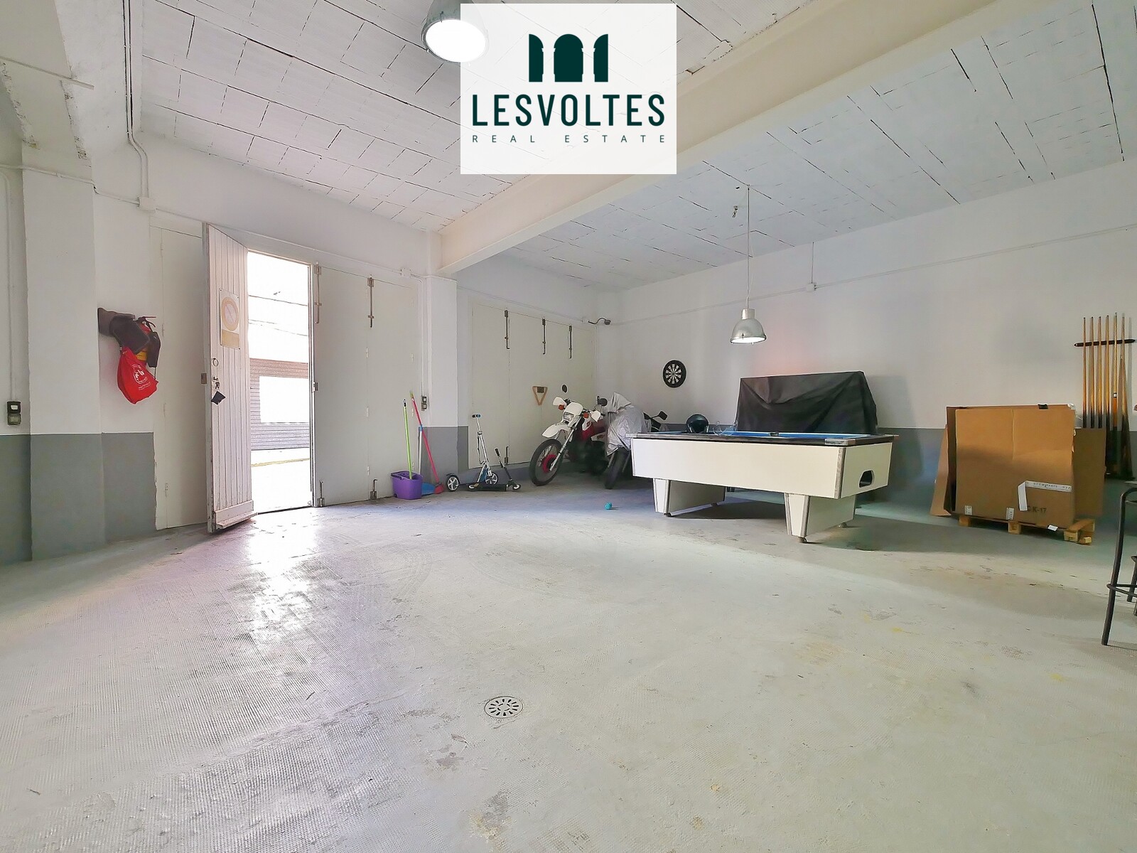 COMMERCIAL PREMISES WITH A LOT OF VISIBILITY AND MANY POSSIBILITIES IN AN AREA NEAR THE CENTER OF PALAFRUGELL