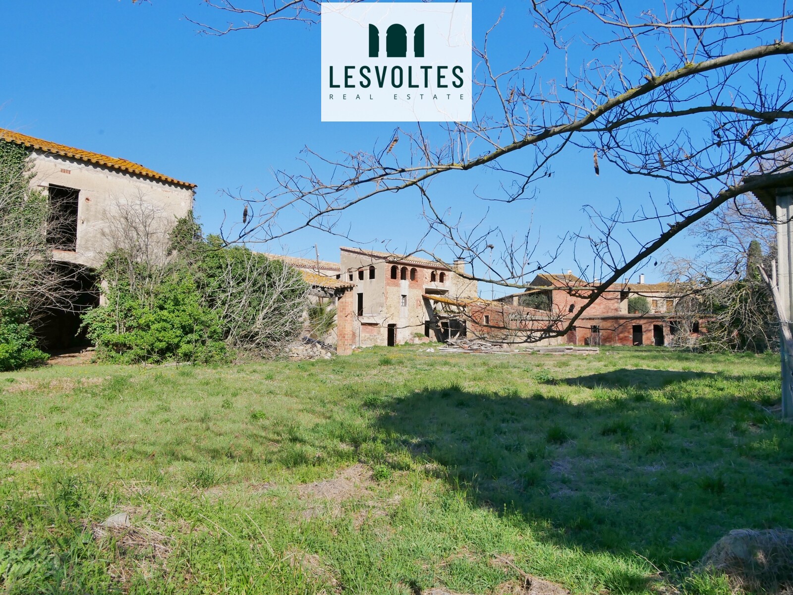 IMPRESIONANTE FINCA CON TERRENO URBANO DE 2000 M2, EN VENTA EN ULLASTRET (BAIX EMPORDÀ).