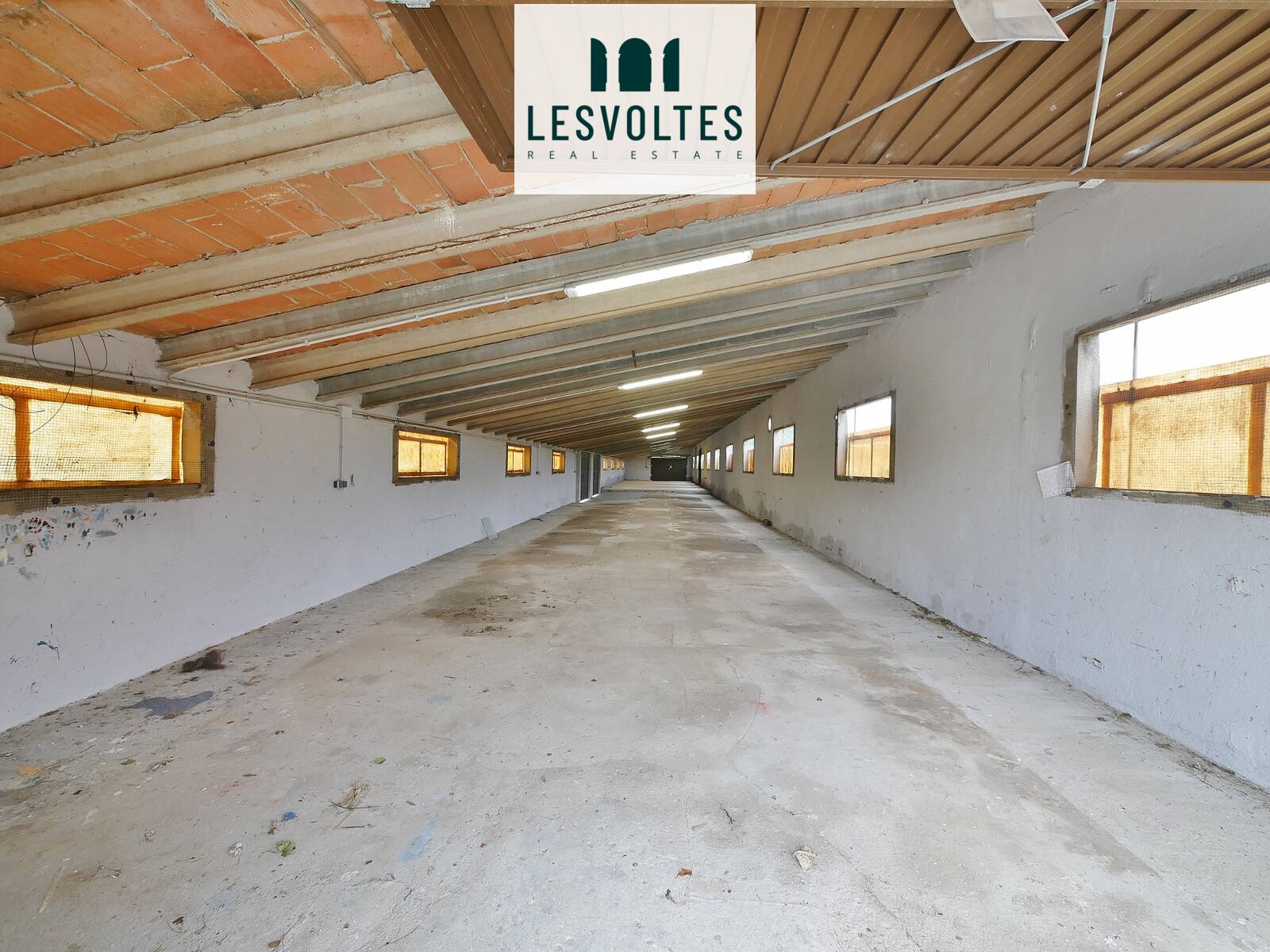 NAVE INDUSTRIAL DE 350 M² CON TERRENO DE 800 M², EN ALQUILER EN LAS AFUERAS DE PERATALLADA.